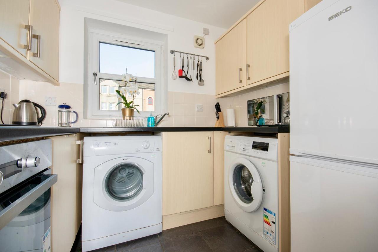 Dwellcome Home Ltd 2 Bedroom King & Double Central Apartment, Free Allocated Barrier Secured Parking Space At Rear Entrance & Fast Wifi, Ideal For Long Term Contractor, Corporate, Etc Stays, Regular Housekeeping Option - See Our Site For Assurance Aberdeen Exterior foto